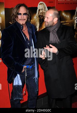 Mickey Rourke et Jason Statham arrivent à la première du Wrestler au Royaume-Uni qui s'est tenue au vue Cinema à Leicester Square, dans le centre de Londres. Banque D'Images