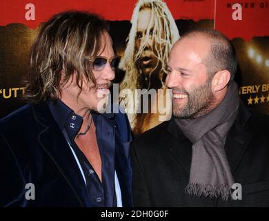 Mickey Rourke et Jason Statham arrivent à la première du Wrestler au Royaume-Uni qui s'est tenue au vue Cinema à Leicester Square, dans le centre de Londres. Banque D'Images