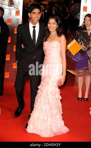 Dev Patel et Freida Pinto, vêtu d'une robe d'Oscar de la Renta, arrivent pour les 2009 British Academy film Awards à l'Opéra Royal de Covent Garden, dans le centre de Londres. Banque D'Images