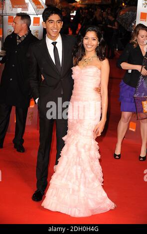 Dev Patel et Freida Pinto, vêtu d'une robe d'Oscar de la Renta, arrivent pour les 2009 British Academy film Awards à l'Opéra Royal de Covent Garden, dans le centre de Londres. Banque D'Images