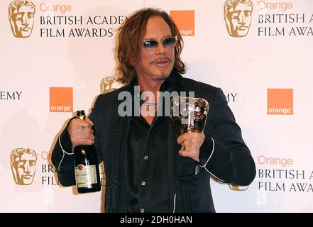 Mickey Rourke reçoit le prix du meilleur acteur pour le Wrestler lors des British Academy film Awards 2009 à l'Opéra Royal de Covent Garden, dans le centre de Londres. L'UTILISATION DE CETTE IMAGE EST STRICTEMENT SOUS EMBARGO JUSQU'À 21 H 30 GMT LE DIMANCHE 8 FÉVRIER. Banque D'Images