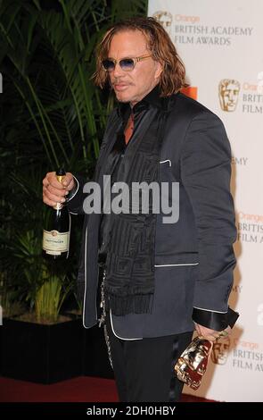 Mickey Rourke reçoit le prix du meilleur acteur pour le Wrestler lors des British Academy film Awards 2009 à l'Opéra Royal de Covent Garden, dans le centre de Londres. L'UTILISATION DE CETTE IMAGE EST STRICTEMENT SOUS EMBARGO JUSQU'À 21 H 30 GMT LE DIMANCHE 8 FÉVRIER. Banque D'Images