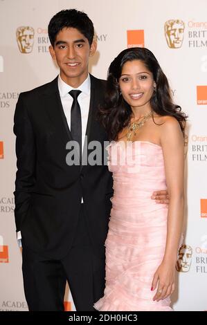 Dev Patel (l) et Freida Pinto aux British Academy film Awards 2009 à l'Opéra royal de Covent Garden, dans le centre de Londres. Banque D'Images