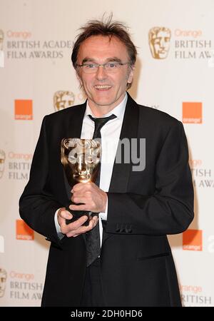 Danny Boyle reçoit le prix du meilleur réalisateur pour Slumdog Millionaire lors des British Academy film Awards 2009 à l'Opéra royal de Covent Garden, dans le centre de Londres. L'UTILISATION DE CETTE IMAGE EST STRICTEMENT SOUS EMBARGO JUSQU'À 21 H 30 GMT LE DIMANCHE 8 FÉVRIER. Banque D'Images