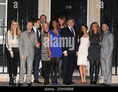 Gordon Brown avec (de gauche à droite) Fearne Cotton, Ronan Keating, Ben Shepherd, Denise Van Outen, Alesha Dixon, Cheryl Cole, Kimberley Walsh, Gary Barlow au 10 Downing Street. Les célébrités de la Great Red Nose BT Kili Climb visitent 10 Downing Street pour rencontrer le Premier ministre après leur ascension vers le sommet le plus élevé de l'Afrique pour recueillir de l'argent pour Comic relief. Banque D'Images