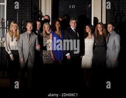 Gordon Brown avec (de gauche à droite) Fearne Cotton, Ronan Keating, Ben Shepherd, Denise Van Outen, Alesha Dixon, Cheryl Cole, Kimberley Walsh, Gary Barlow au 10 Downing Street. Les célébrités de la Great Red Nose BT Kili Climb visitent 10 Downing Street pour rencontrer le Premier ministre après leur ascension vers le sommet le plus élevé de l'Afrique pour recueillir de l'argent pour Comic relief. Banque D'Images