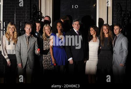 Gordon Brown avec (de gauche à droite) Fearne Cotton, Ronan Keating, Ben Shepherd, Denise Van Outen, Alesha Dixon, Cheryl Cole, Kimberley Walsh, Gary Barlow au 10 Downing Street. Les célébrités de la Great Red Nose BT Kili Climb visitent 10 Downing Street pour rencontrer le Premier ministre après leur ascension vers le sommet le plus élevé de l'Afrique pour recueillir de l'argent pour Comic relief. Banque D'Images