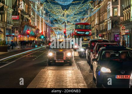 LONDRES, Royaume-Uni - 08 DÉCEMBRE 2020 : l'exposition de lumières de Noël de Regent Street, connue sous le nom de Spirit of Christmas, présente 300,000 lumières scintillantes et provid Banque D'Images