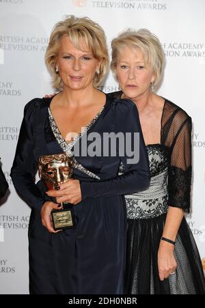 Jennifer Saunders (à gauche) reçoit le prix Academy Fellowship de la présentatrice Dame Helen Mirren (à droite) aux British Academy Television Awards au Royal Festival Hall, dans le centre de Londres. Banque D'Images