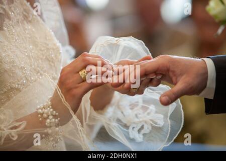 Échange de mariée et de marié des anneaux de mariage Banque D'Images