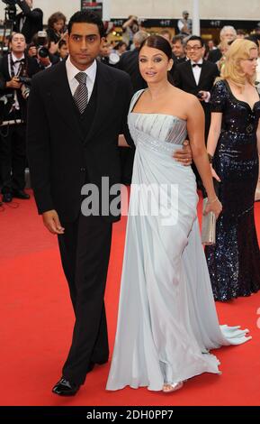 Aishwarya Rai Bachchan son mari Abhishek Bachchan lors de la première pour la fièvre printanière qui s'est tenue au Palais des Festivals. Partie du 62e Festival de film, Cannes. Banque D'Images
