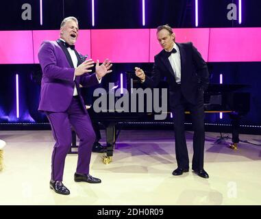 Rheinau, Allemagne. 09e décembre 2020. Le chanteur Marc Marshall (l) répète son concert en ligne de 100 avec l'acteur Ralf Bauer, qui participe en tant qu'invité. Le concert sera diffusé en direct via Facebook et Instagram dans la soirée à partir de 19.00 heures. En période de pandémie de Corona, il tente de donner à ses fans un peu de normalité. Depuis la mi-mars, il donne des concerts en ligne - au début tous les jours, entre-temps plusieurs fois par semaine - à 19.00 heures. Credit: Uli Deck/dpa/Alay Live News Banque D'Images