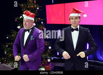 Rheinau, Allemagne. 09e décembre 2020. Le chanteur Marc Marshall (l) répète son concert en ligne de 100 avec l'acteur Ralf Bauer, qui participe en tant qu'invité. Le concert sera diffusé en direct via Facebook et Instagram dans la soirée à partir de 19.00 heures. En période de pandémie de Corona, il tente de donner à ses fans un peu de normalité. Depuis la mi-mars, il donne des concerts en ligne - au début tous les jours, entre-temps plusieurs fois par semaine - à 19.00 heures. Credit: Uli Deck/dpa/Alay Live News Banque D'Images