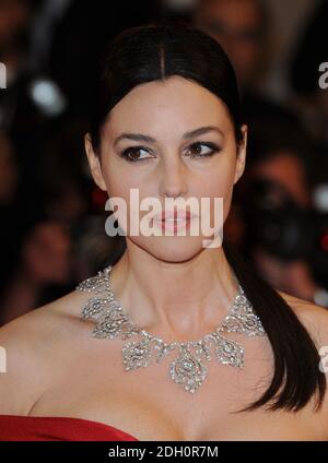 Monica Bellucci arrive à la première pour ne te Retourne pas (ne pas regarder en arrière), qui s'est tenue au Palais des Festivals. Partie du 62e Festival de film, Cannes. Banque D'Images