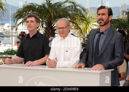 (Gauche-droite) Steve Evets, directeur Ken Loach, et Eric Cantona à un photocall pour le film "à la recherche d'Eric", au Palais des Festivals à Cannes, France, pendant le 62e Festival de Cannes, France. Banque D'Images