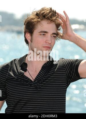 Robert Pattinson assiste à un photocall pour le nouveau film New Moon sur le Majestic Pier à Cannes, France. Banque D'Images