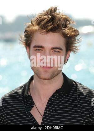 Robert Pattinson assiste à un photocall pour le nouveau film New Moon sur le Majestic Pier à Cannes, France. Banque D'Images