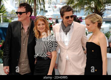 (De droite à gauche) Quentin Tarantino, Melanie Laurent, Brad Pitt et Diane Kruger assistent à une séance photo pour le film Inglourious Basterds au Palais de Festival, lors du 62e Festival de Cannes, France. Banque D'Images