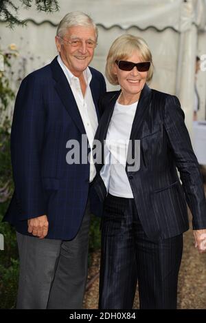 Michael Parkinson et sa femme Mary arrivent au Sir David Frost Summer Garden Party 2009, Carlyle Square à Chelsea, dans le centre de Londres. Banque D'Images