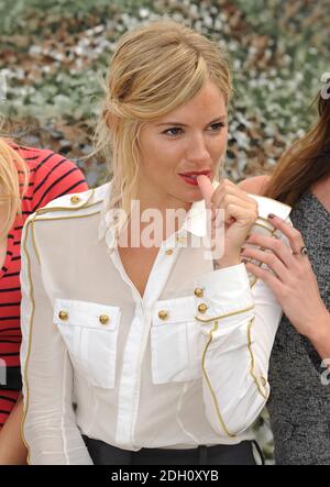 Sienna Miller lors d'un photocall pour promouvoir son film G.I. Joe au HMS Belfast, la Tamise, London Bridge, Londres. Banque D'Images