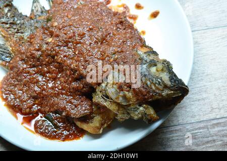 faire frire la vinaigrette au poisson frit à la mangue sauce au poisson épicée sur l'assiette Banque D'Images