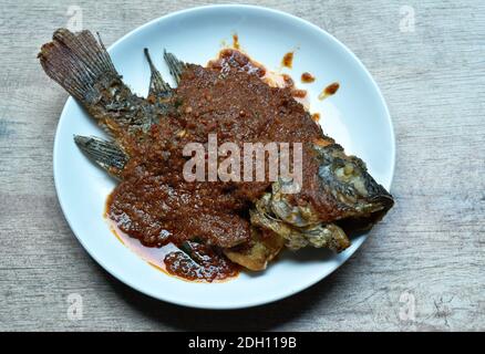 faire frire la vinaigrette au poisson frit à la mangue sauce au poisson épicée sur l'assiette Banque D'Images