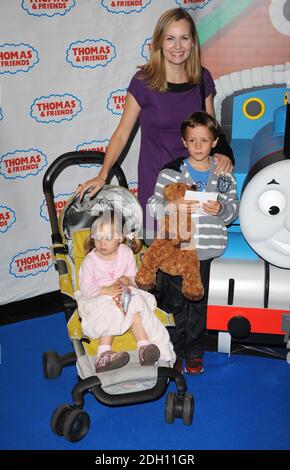 L'actrice Debra Stephenson et ses enfants Zoe Louise et Max au Thomas and Friends présentent une animation de longueur Hero of the rails première au vue Cinema, Leicester Square, Londres. Banque D'Images