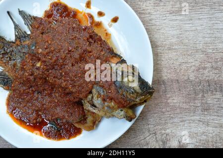 faire frire la vinaigrette au poisson frit à la mangue sauce au poisson épicée sur l'assiette Banque D'Images