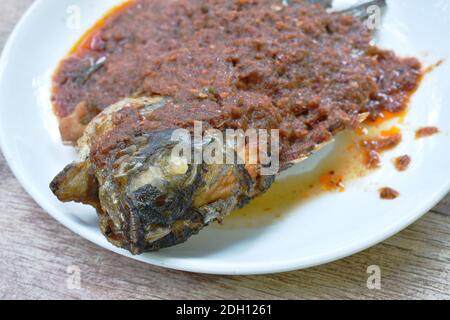 faire frire la vinaigrette au poisson frit à la mangue sauce au poisson épicée sur l'assiette Banque D'Images