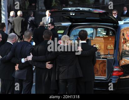 Ronan Keating (deuxième à droite), Keith Duffy (troisième à droite) et Shane Lynch (deuxième à gauche) aux funérailles de Stephen Gately à l'église St Laurence O'Toole, Sevilla place, Dublin Banque D'Images