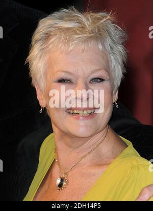 Dame Judi Dench arrivée à la Nine World Premiere, Odeon Cinema, Leicester Square, Londres. Banque D'Images