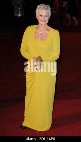 Dame Judi Dench arrivée à la Nine World Premiere, Odeon Cinema, Leicester Square, Londres. Banque D'Images