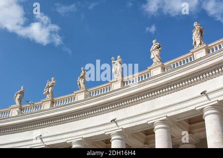 Statues de Jésus et Apôtres avec Jean-Baptiste fond jn d'un ciel bleu Banque D'Images