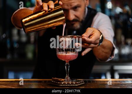 Photo d'un barman qui fait quelques cocktails à la discothèque. Banque D'Images