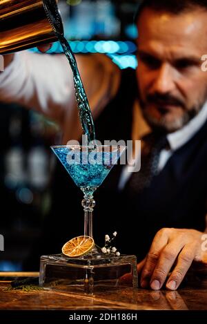 Photo d'un barman qui fait quelques cocktails à la discothèque. Banque D'Images