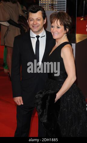 Andy Serkis et son épouse Lorraine Ashbourne arrivent aux Orange British Academy film Awards 2010, à l'Opéra royal de Covent Garden, Londres. Banque D'Images