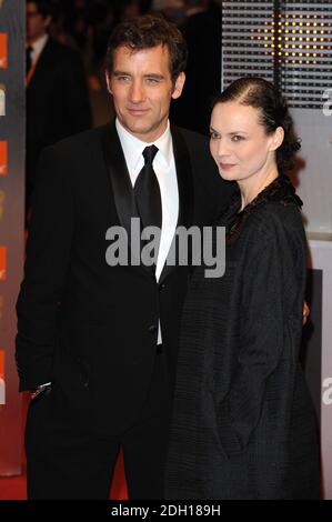Clive Owen et sa femme Sarah-Jane Fenton arrivent aux Orange British Academy film Awards 2010, au Royal Opera House, à Covent Garden, Londres. Banque D'Images