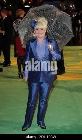 Barbara Windsor participe à la première mondiale d'Alice au pays des merveilles, Odeon Cinema, Leicester Square, Londres. Banque D'Images