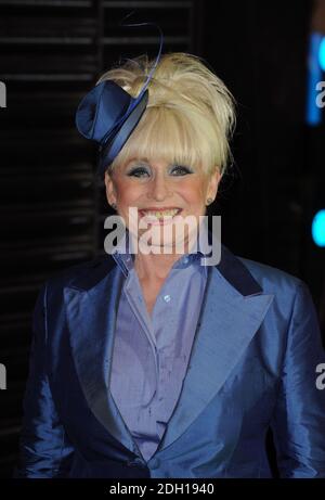 Barbara Windsor participe à la première mondiale d'Alice au pays des merveilles, Odeon Cinema, Leicester Square, Londres. Banque D'Images