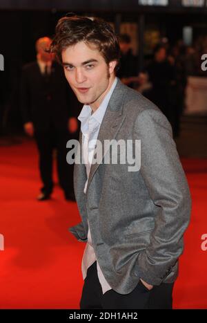 Robert Pattinson arrive à la première britannique de Remember Me, Odeon Cinema, Leicester Square, Londres. Banque D'Images