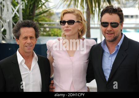 Cate Blanchett, Russell Crowe et le producteur Brian Grazer (à gauche) assistent à une séance photo pour Robin Hood à Cannes, en France. Banque D'Images