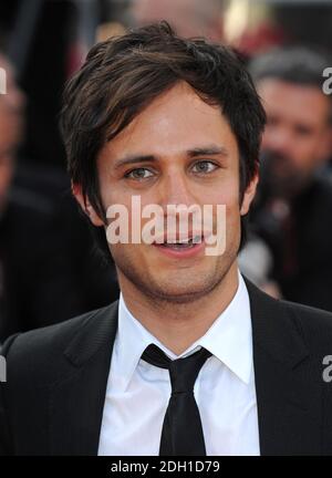 Gael Garcia Bernal arrive pour la projection de Wall Street: Money Never dort, dans le cadre du 63e Festival de Cannes au Palais des Festivals de Cannes, France. Banque D'Images