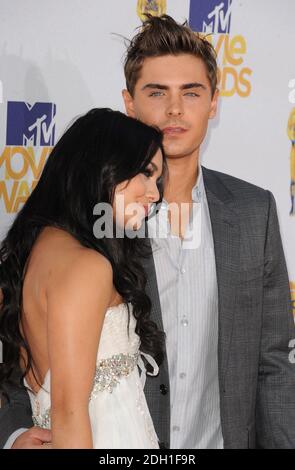 Zac Efron et Vanessa Hudgens arrivent pour les MTV Movie Awards 2010, Universal Studios, Los Angeles. Banque D'Images