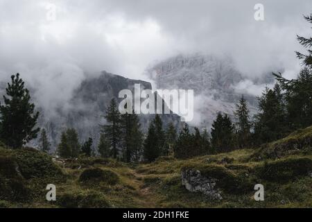 Matin vue brumeuse de lago di limides dans les Dolomties, destination célèbre dans le Tyrol du Sud, Italie, Europe Banque D'Images