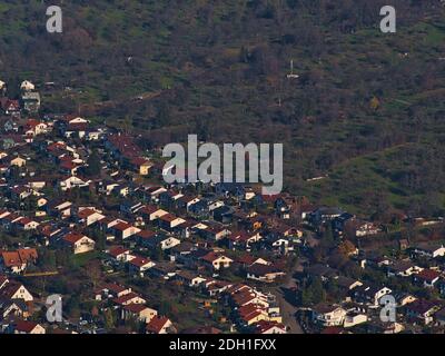 Vue aérienne de la zone résidentielle avec maisons unifamiliales et à deux familles sur le bord du village d'Owen, Bade-Wurtemberg, Allemagne. Banque D'Images