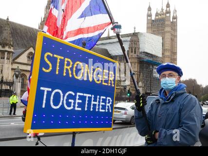 Un défenseur du Remain démontre à l'extérieur des chambres du Parlement. Il veut que le Royaume-Uni reste membre de l'UE et il a un signe « plus ensemble ». Banque D'Images