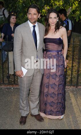 Dougrey Scott et Claire Forlani arrivent à la Serpentine Gallery Summer Party 2010 à Hyde Park, Londres. Banque D'Images