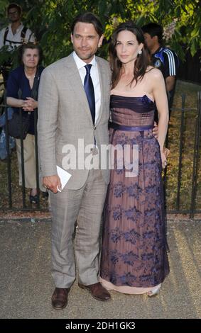 Dougrey Scott et Claire Forlani arrivent à la Serpentine Gallery Summer Party 2010 à Hyde Park, Londres. Banque D'Images