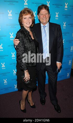 Cilla Black et John Madejski arrivent au lancement parrainé PAR YOTA du lac Swan de Mikhaïlovsky, à l'Opéra national anglais, St Martin's Lane, Londres. Banque D'Images