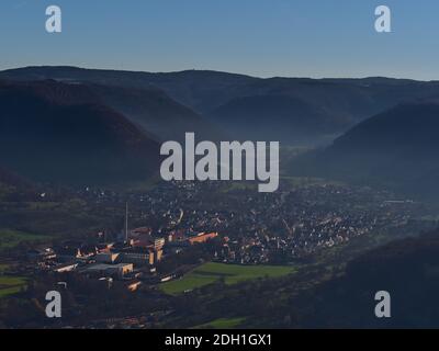 Belle vue panoramique aérienne de la petite ville de Lenningen, Bade-Wurtemberg, Allemagne situé dans la vallée sur les contreforts de l'Alb souabe avec des bâtiments. Banque D'Images